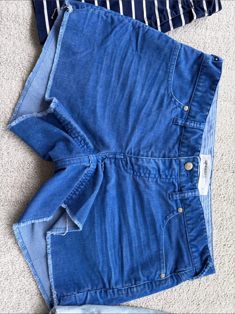 Three short lot-sizes 4 and 6-Vineyard Vines, Carve Designs and Tommy Hilfiger - Picture 2 of 9